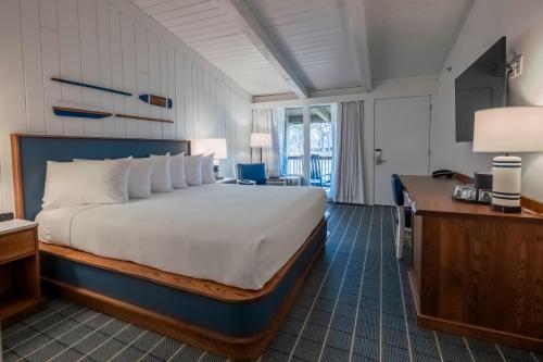 Habitación de hotel con cama grande y escritorio. en Lake Lawn Resort en Delavan