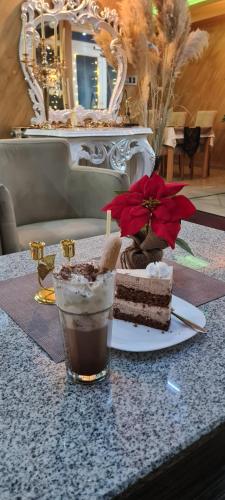 un morceau de gâteau et une boisson sur une table dans l'établissement Genex-M, à Bugojno