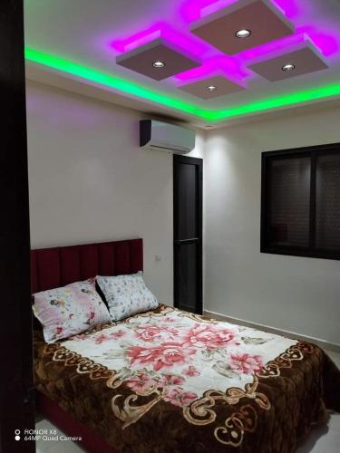 sypialnia z łóżkiem z zielonym oświetleniem w obiekcie Appartement à Louer à berrechid w mieście Berrechid