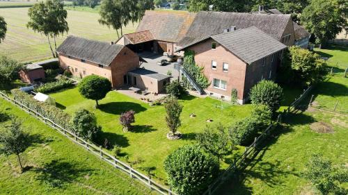 una vista aérea de una gran casa de ladrillo en Haus Helga en Salzkotten