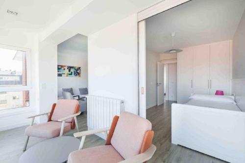 扎魯亞斯的住宿－EGONA- ZU9B Espectacular apartamento，一间设有两把椅子和一张床的房间