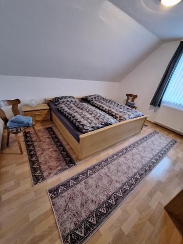 una camera con letto e tappeto di FEWO Dümmer-Diepholz1 a Diepholz