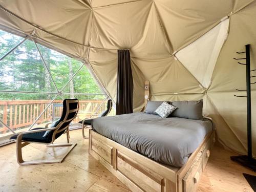 Tempat tidur dalam kamar di Vallée Jeunesse Québec