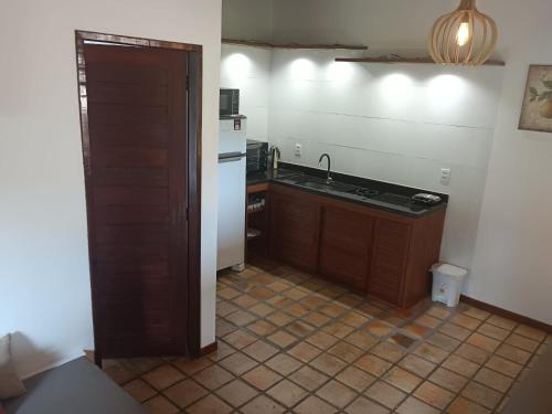 a kitchen with a sink and a counter top at Chalé Centro, Praia Pipa in Pipa