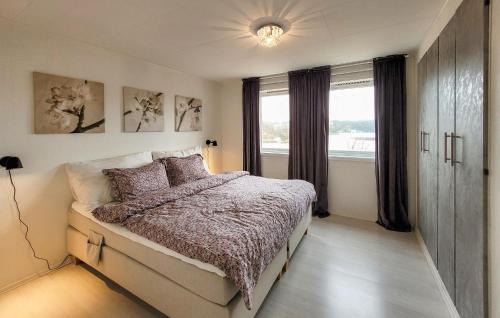 una camera con letto e finestra di Cozy Apartment In Sveio With Kitchen a Sveio