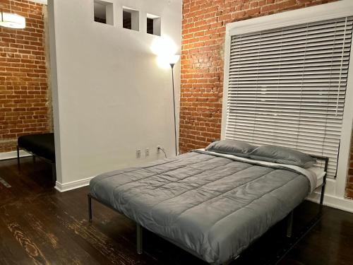 מיטה או מיטות בחדר ב-Chic Urban Retreat - 5 Mins to LACMA Lights
