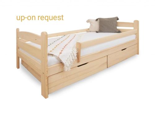 un letto in legno di quercia in ottime condizioni usato solo poche volte per venderlo di HB Downtown Sunny Apartman a Budapest