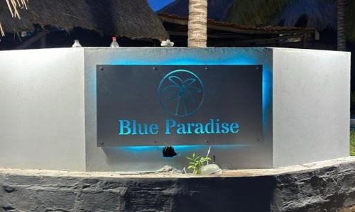 Casa De Lua - Blue Paradise في فيلانكولوس: علامة على جنة زرقاء على الحائط