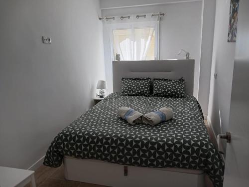庫列拉的住宿－A 50 m de la plage，一间卧室配有一张带两个枕头的床