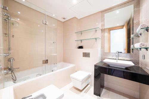 łazienka z umywalką, toaletą i wanną w obiekcie Vue Imprenable golf-Piscine w Marakeszu