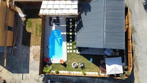 una vista aérea de una piscina junto a una casa en Wonder of sapanca, en Sapanca