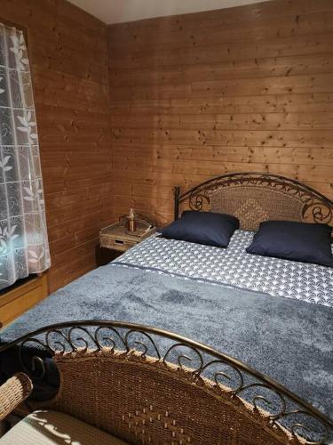Katil atau katil-katil dalam bilik di Chalet Antlana 2 avec cheminée
