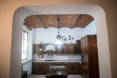 an archway in a kitchen with a ceiling at Carla e Lui a Livorno in Livorno