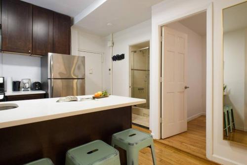una cocina con encimera y algunos taburetes en ella en 109-1 Huge 3BR Best Value Amazing NYC Apt, en Nueva York