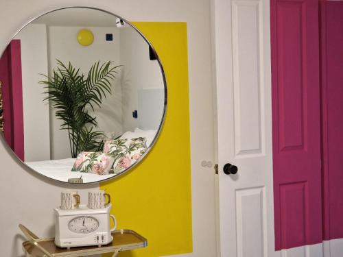 un espejo en una pared al lado de una puerta en Flawsome stays colourful Whimsical Apartment with Garden close to Ramsgate Harbour great for families, en Ramsgate