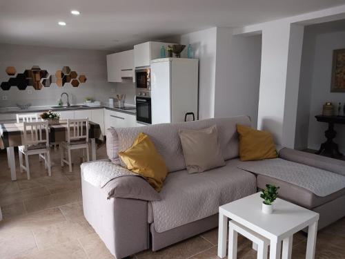 a living room with a couch and a kitchen at A 50 m de la plage in Cullera