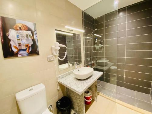 Bilik mandi di A Bright Studio @GCribs - El Gouna W/ Shared pool!
