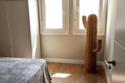 a room with a cactus statue in the corner at Apartamento con vistas al río in Betanzos