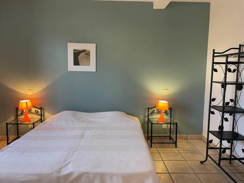 1 dormitorio con 1 cama y 2 lámparas en 2 mesas en Gîte Durandal accès PMR - La Grange de Rocamadour en Rocamadour