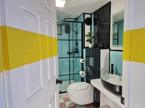 y baño con aseo y lavamanos. en Flawsome stays colourful Whimsical Apartment with Garden close to Ramsgate Harbour great for families, en Ramsgate