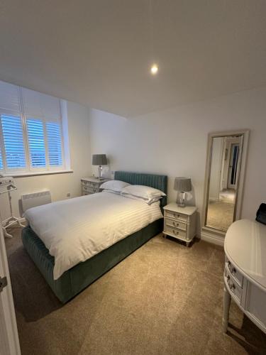 um quarto com uma cama grande e um espelho em Luxury Moffat Apartment - High End Furnishing em Moffat