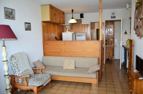 un salon avec un canapé et une chaise dans l'établissement Résidence Le Cezelly - 2 Pièces 4 couchages PORT LEUCATE MAE-6334, à Port-Leucate