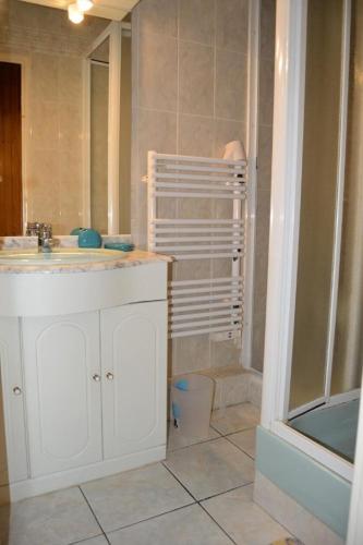 une salle de bain avec un lavabo et des toilettes dans l'établissement Résidence Le Cezelly - 2 Pièces 4 couchages PORT LEUCATE MAE-6334, à Port-Leucate