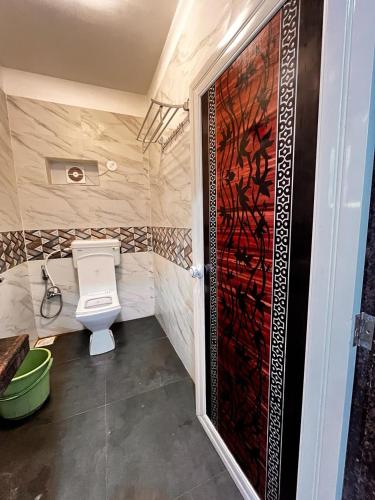 Un baño de FabHotel Small Daddy Plus