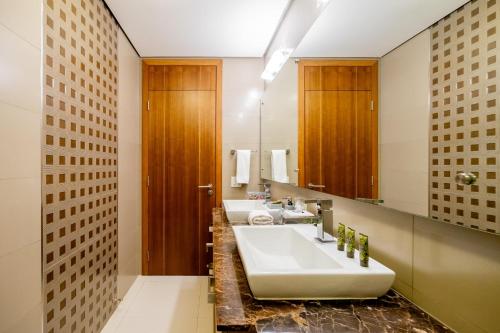 uma casa de banho com 2 lavatórios e um espelho grande em Awesome 2BR with balcony in Costa del Este na Cidade do Panamá
