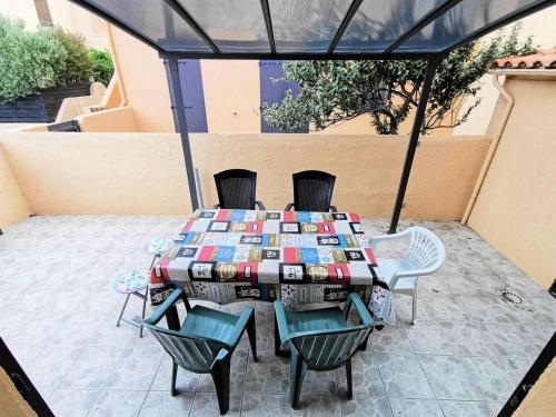 une table et des chaises assises sur une terrasse dans l'établissement Résidence Les Sablons Et - Pièces 214, à Leucate