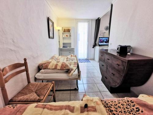 - une chambre avec 2 lits, une commode et une télévision dans l'établissement Résidence Les Sablons Et - Pièces 214, à Leucate