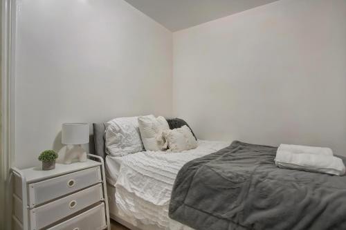 En eller flere senge i et værelse på Cozy 1Bed Apt in Central Beckton with Parking Close to London City Airport & Excel Centre
