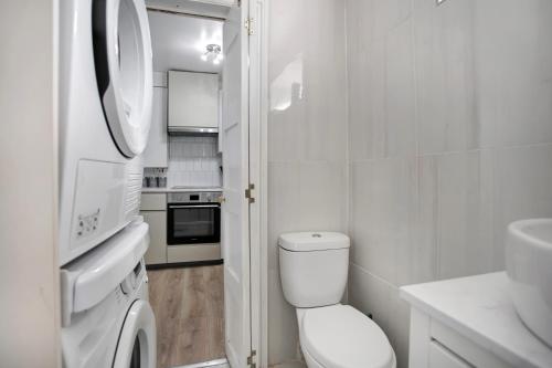 Et badeværelse på Cozy 1Bed Apt in Central Beckton with Parking Close to London City Airport & Excel Centre