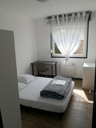 une chambre blanche avec un lit et une fenêtre dans l'établissement 60m2 à 300m de la plage - 6 pers - linge compris - Wifi gratuit, à Berck-sur-Mer