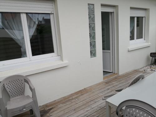 porche con 2 ventanas, mesa y sillas en 60m2 à 300m de la plage - 4 pers - linge compris - Wifi gratuit, en Berck-sur-Mer