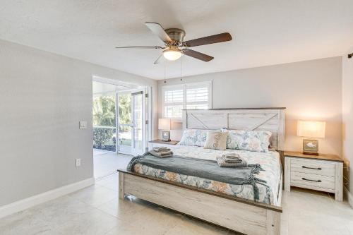 Postel nebo postele na pokoji v ubytování Englewood Vacation Rental about 2 Mi to Beach!