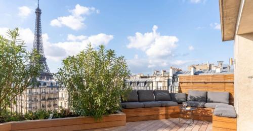 un balcon avec vue sur la tour Eiffel dans l'établissement appartement lumineux à 10mn de Paris, à Romainville