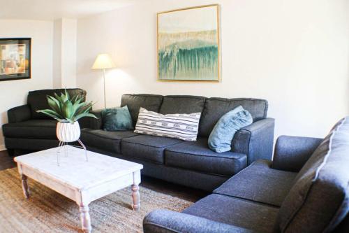 Χώρος καθιστικού στο Newly Renovated 2-Bed near Downtown-North Shore