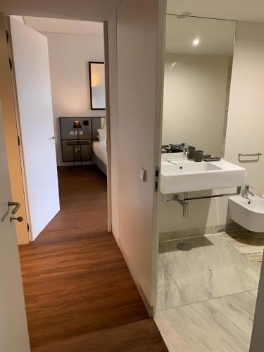 Lisbon Finestay 8 Building apt with balcony and city view