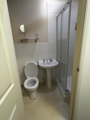 uma casa de banho com um WC e um lavatório em The Bulls Head, Clipston em Clipston