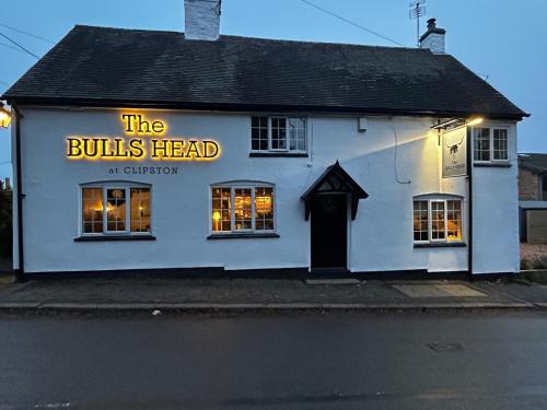 un edificio con un cartel que lee la cabeza de toro en The Bulls Head, Clipston, en Clipston