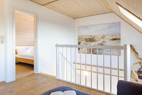 Habitación con escalera y dormitorio con cama. en Albatros, en List