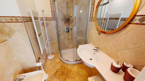 uma casa de banho com um chuveiro, um lavatório e um WC. em Résidence La Piscine - 3 Pièces pour 6 Personnes 261 em Menton