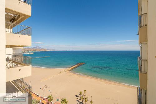 Blick auf den Strand von zwei Gebäuden in der Unterkunft Brend new beach Apartment 3 bed 2 bath Play Camp in El Campello
