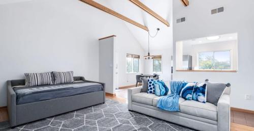 Posezení v ubytování Hot Tub Pool Gameroom ~ Guesthouse ~ Holiday Fun