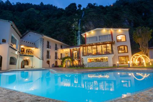 une grande piscine en face d'un bâtiment dans l'établissement Sangay Spa Hotel, à Baños