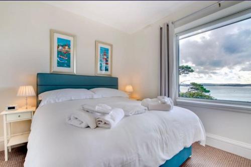 A bed or beds in a room at 180° Water View Apartment - Simply Amazing
