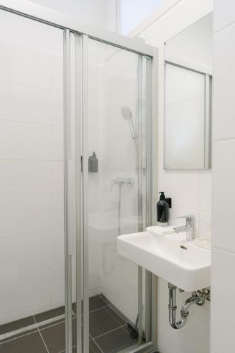 Stylish APT for 4-6, 5 min to center, metro & free parking