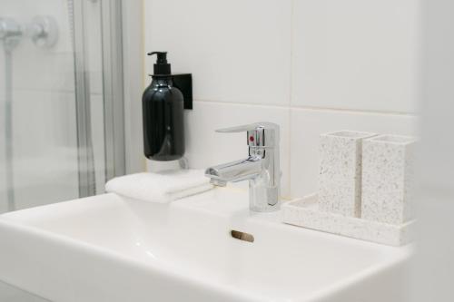 Stylish APT for 4-6, 5 min to center, metro & free parking