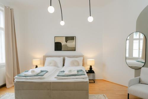 1 dormitorio con 1 cama con 2 toallas en Stylish APT for 4-6 metro & walk 5 min to center, en Viena